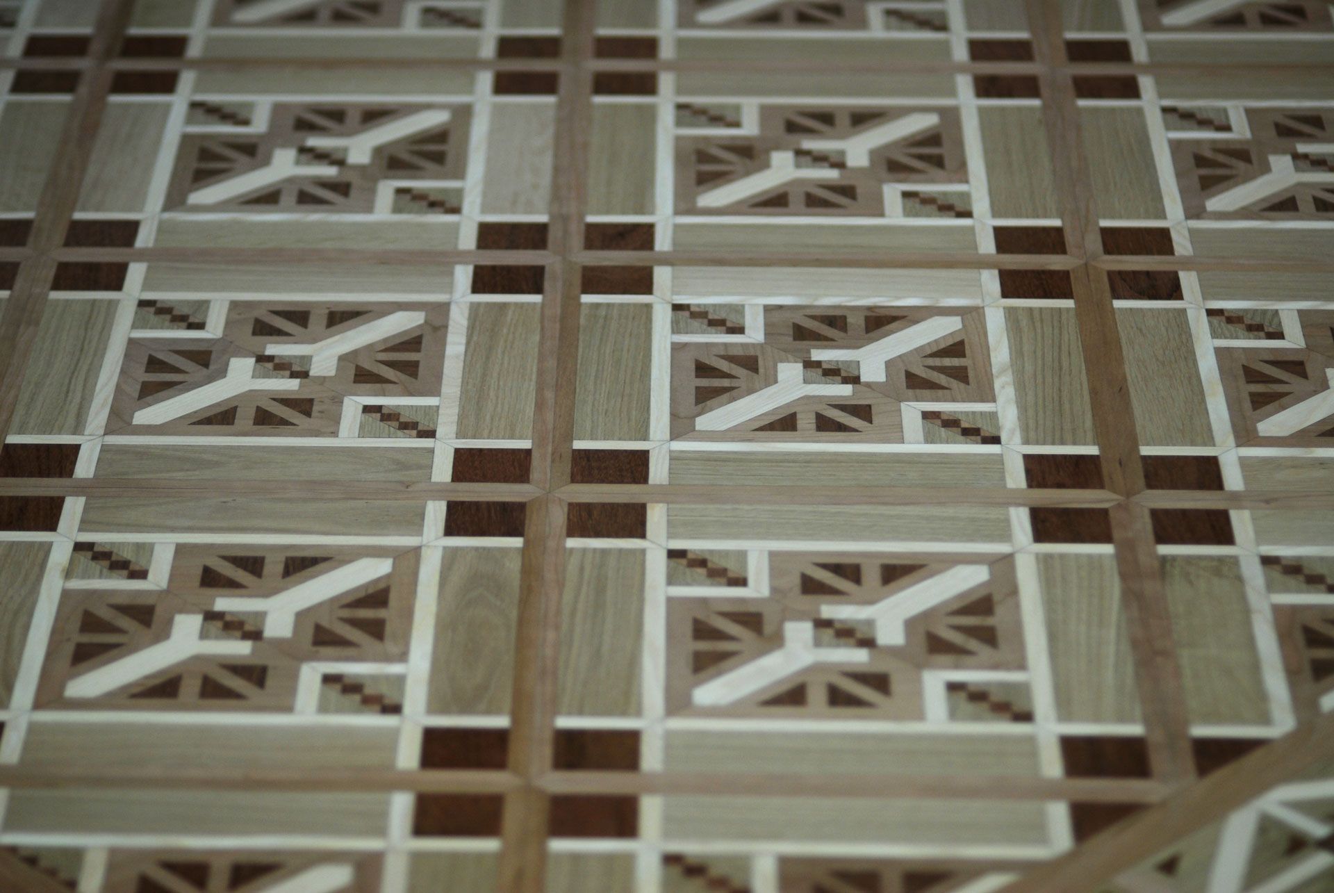 Parquet de madera natural con patrones decorativos | TPI