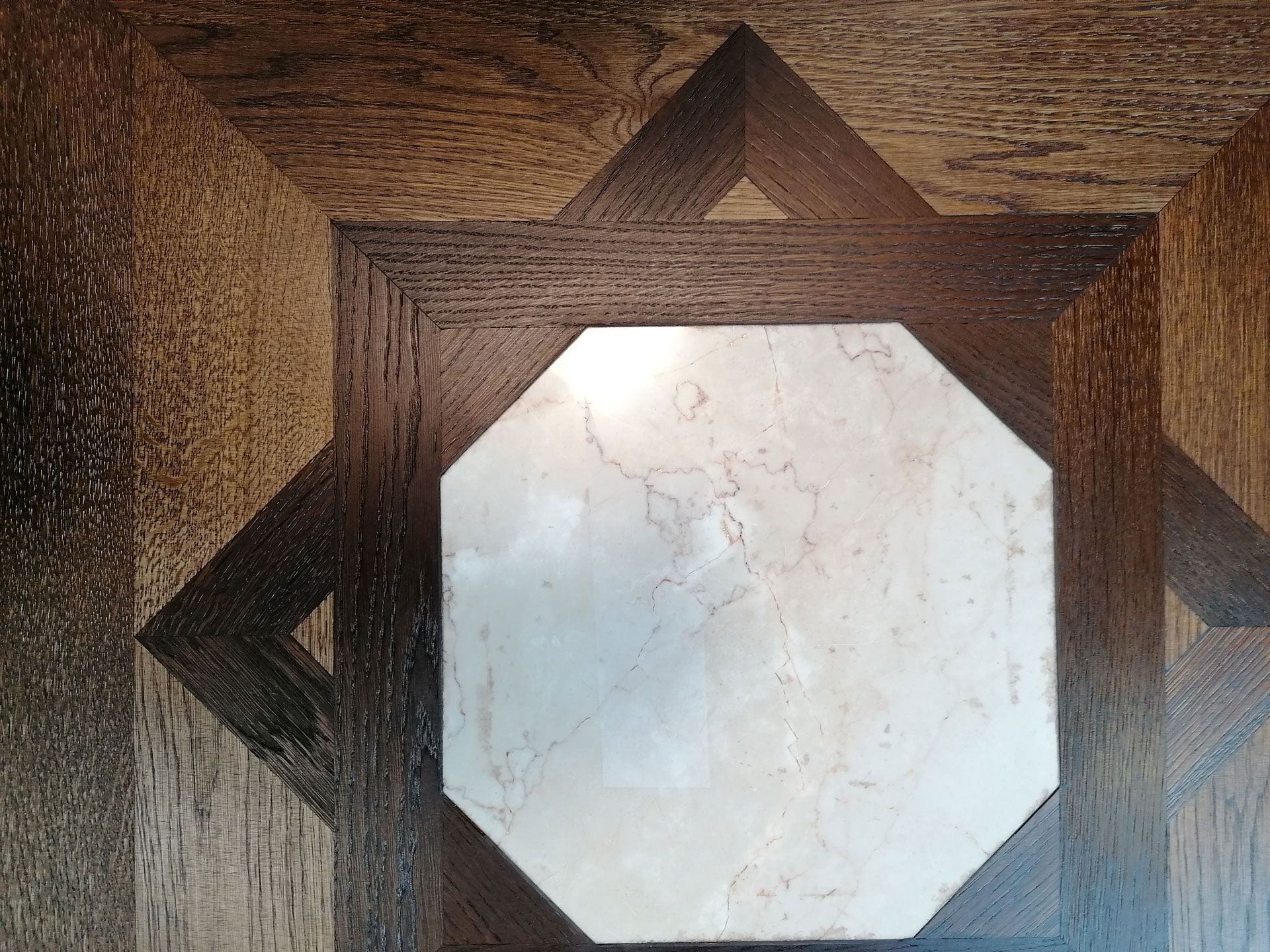 Parquet de madera natural con patrones decorativos | TPI