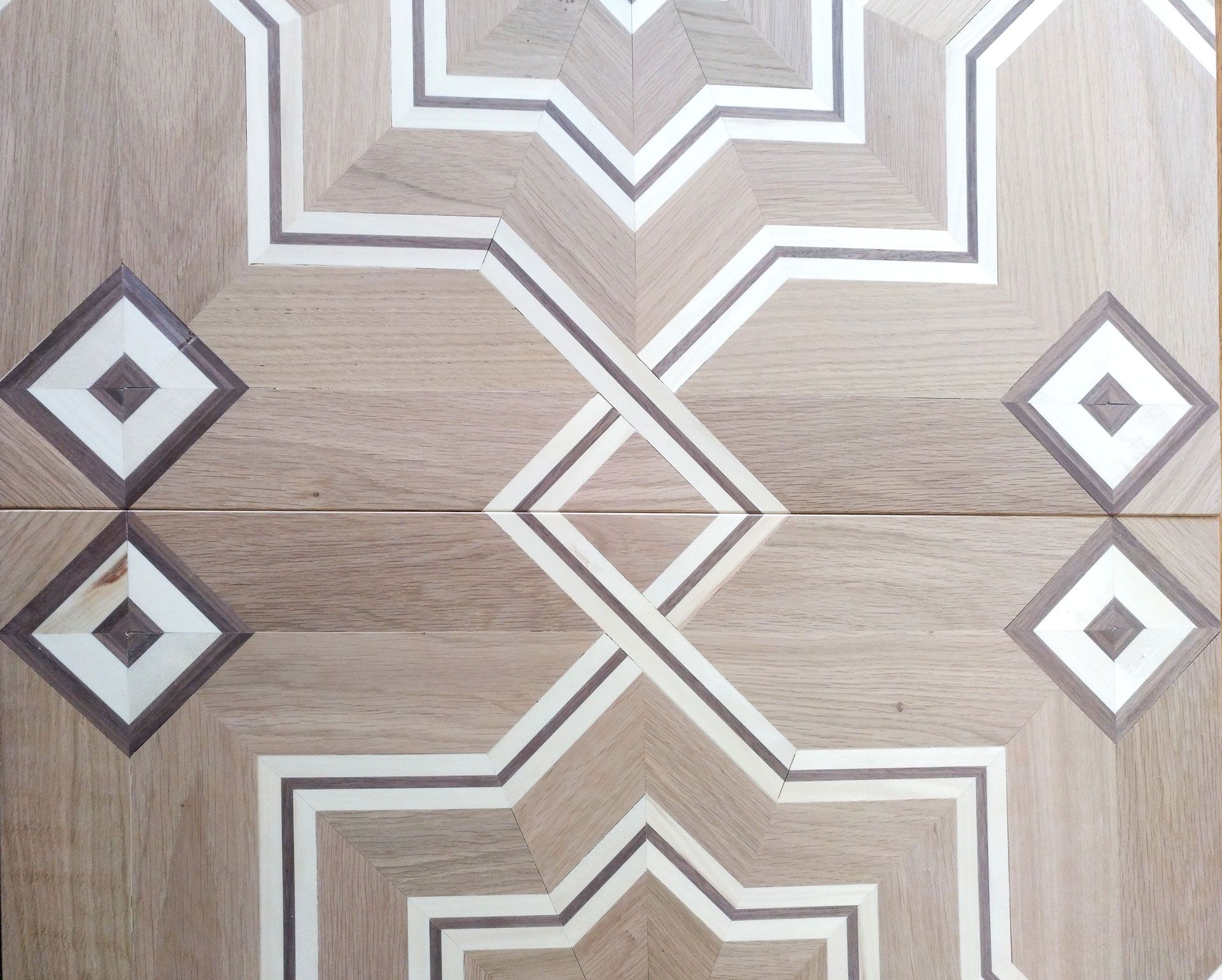 Parquet de madera natural con patrones decorativos | TPI
